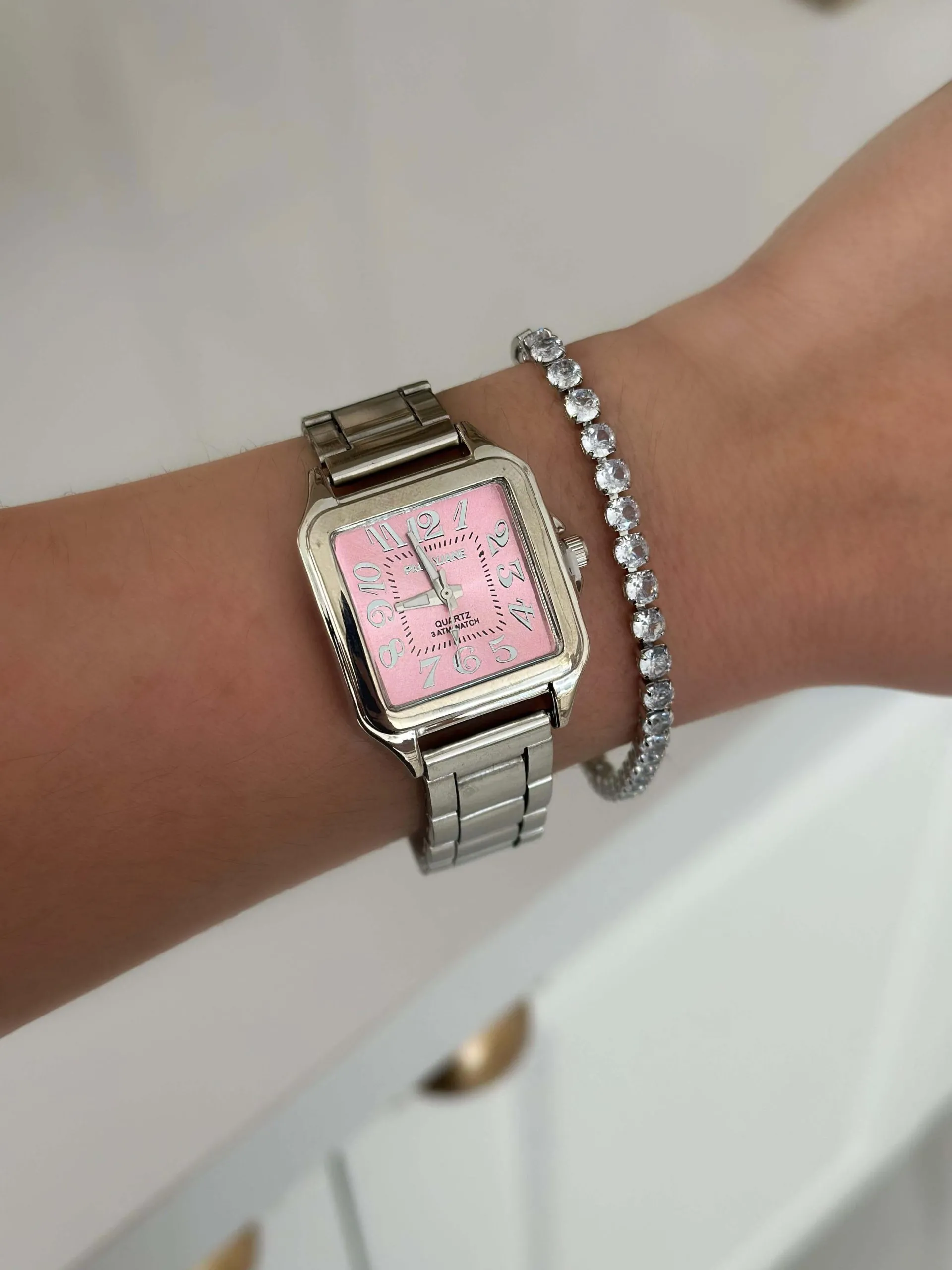 Relógio Prateado com Fundo Rosa Claro Quadrado