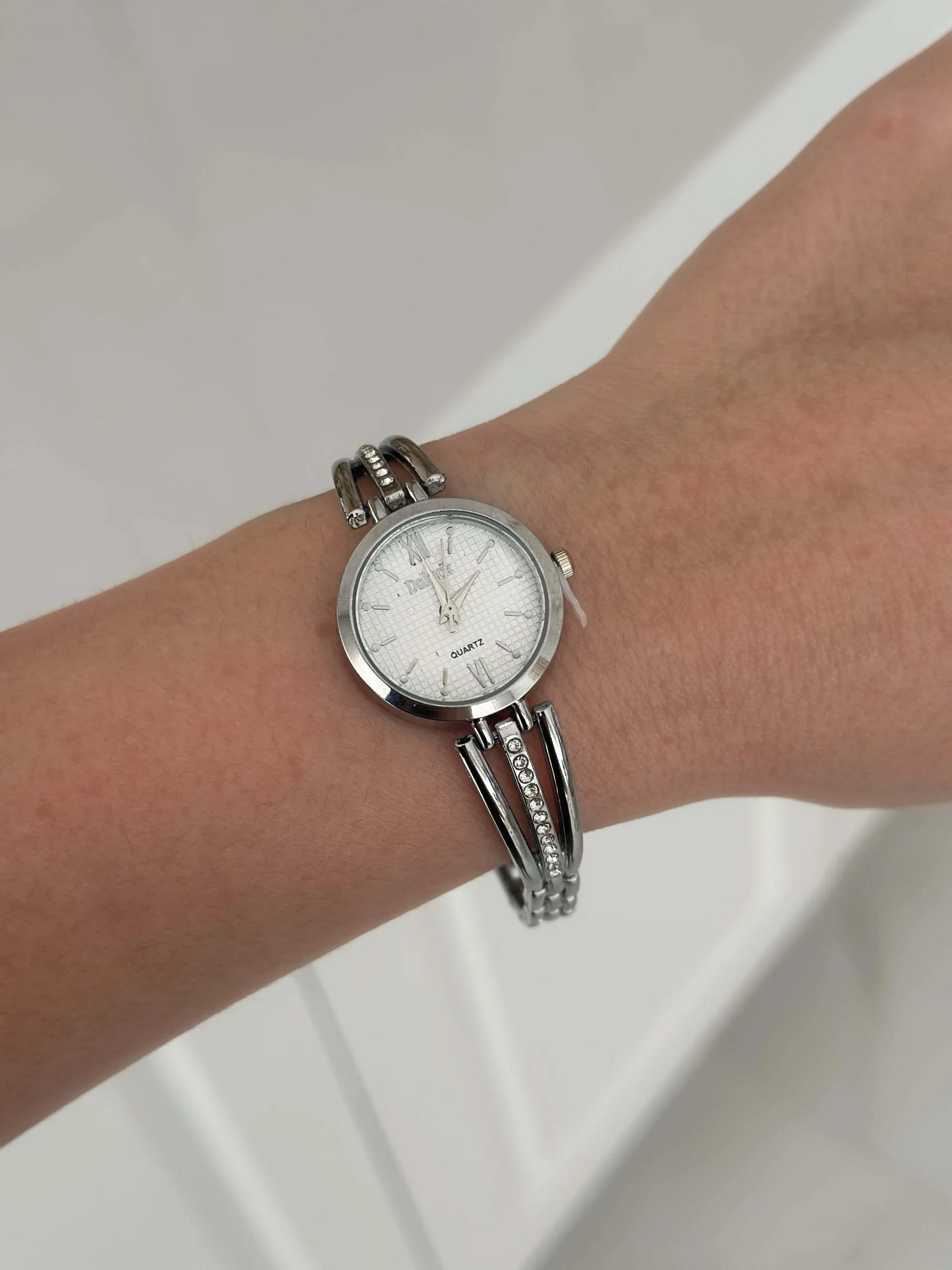 Relógio Prateado Fileira Cravejada com Fundo Branco