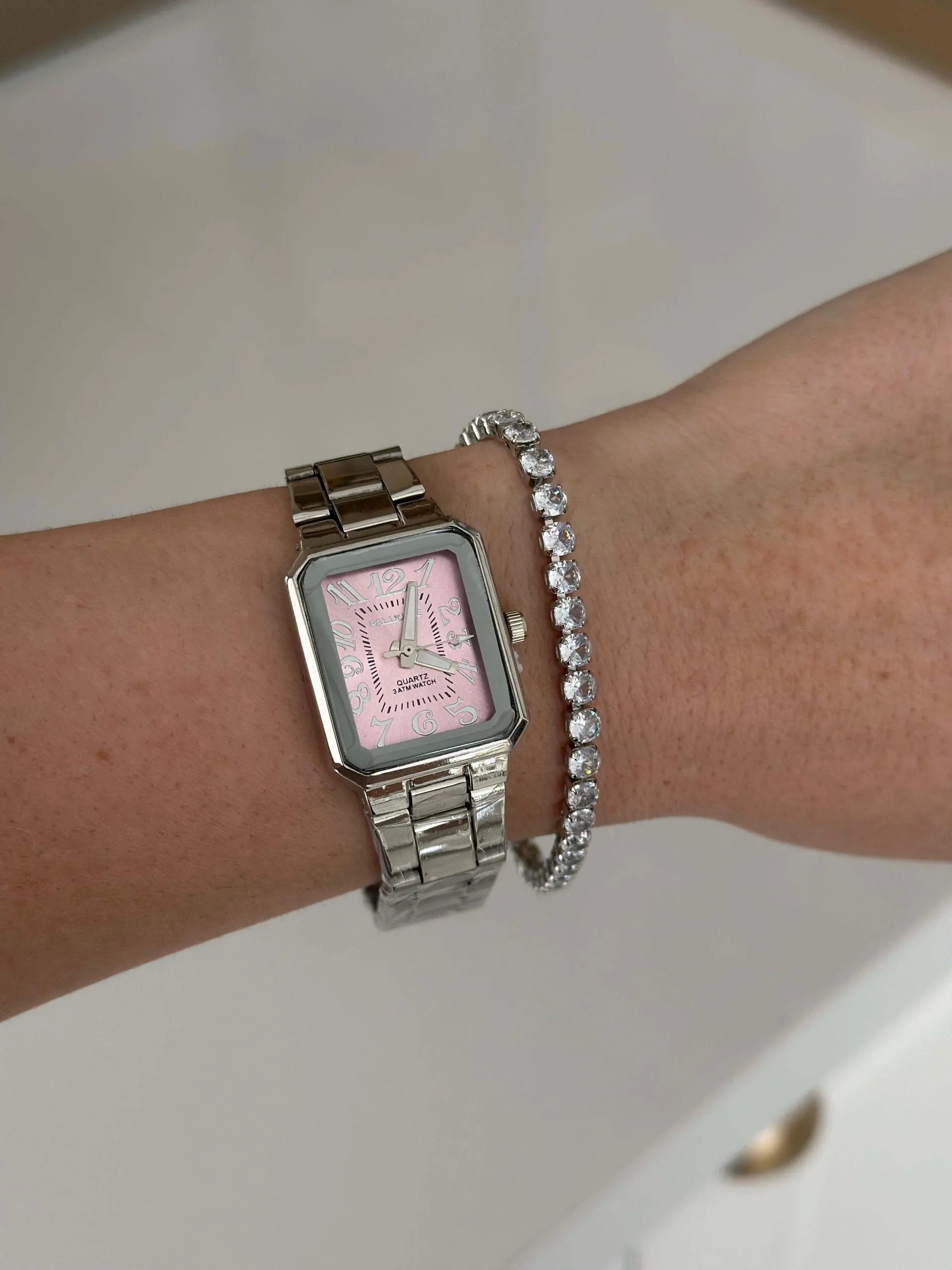 Relógio Prateado Quadrado com Fundo Rosa