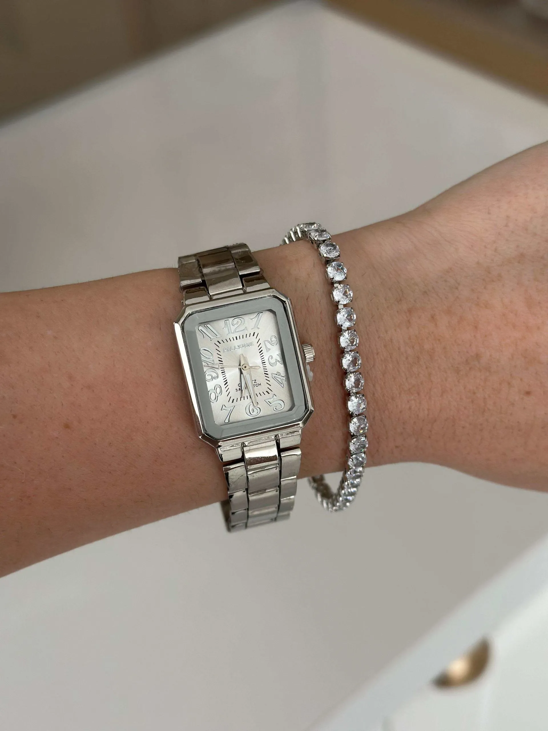 Relógio Prateado Quadrado Fundo Branco